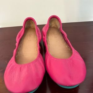 Size 8 Fuschia Tieks